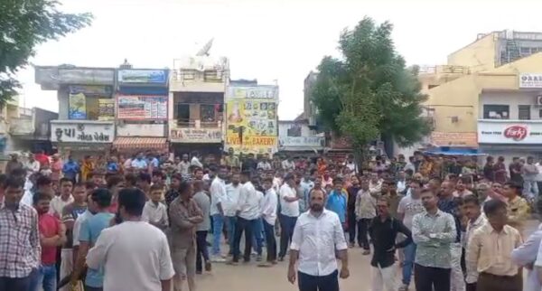 તેમના નિવાસસ્થાન પર મોટી સંખ્યામાં લોકો શહીદને શ્રદ્ધાંજલિ આપી રહ્યા છે.