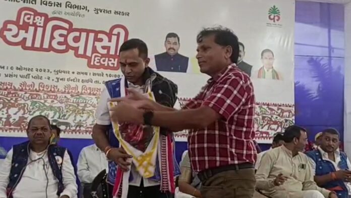 ગુજરાતમાં વિશ્વ આદિવાસી દિવસની ઉજવણી કરવામાં આવી