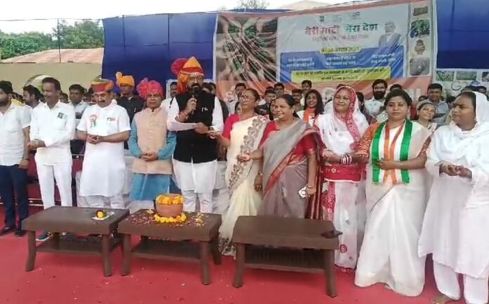 ડીસામાં 15મી ઓગસ્ટની ધામધૂમપૂર્વક ઉજવણી કરવામાં આવી