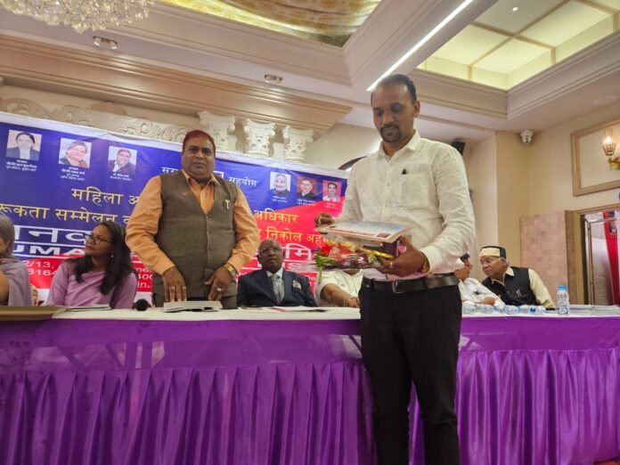 વી.આર લાઈવ ન્યૂઝના સિનિયર રિપોર્ટર પ્રવીણ જાદવનું સન્માન કરાયું
