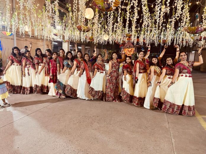 ગરબાની રમઝટ - શેરી ગરબાની પરંપરા અમદાવાદીઓએ સાચવી