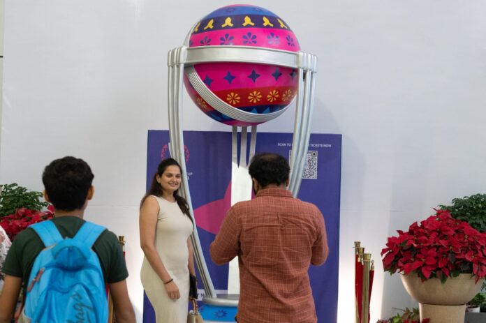 વર્લ્ડકપ - 2023 - એરપોર્ટ પર લાઈફ સાઈઝ ટ્રોફી - નમો સ્ટેડીયમમાં ઉત્સાહ