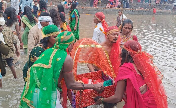 દૂધ પીતા શિશુને પારણામાં બેસાડી નદીમાં વહાવ્યા