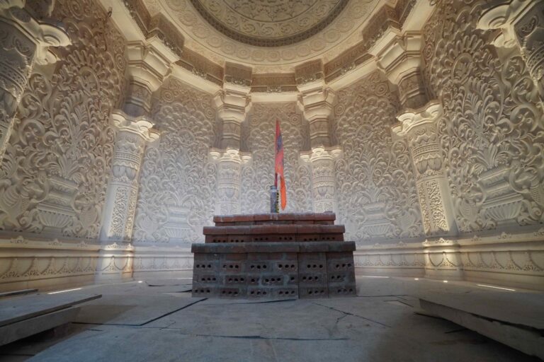 અયોધ્યાના રામ મંદિરના ગર્ભગૃહની મનમોહક તસવીરો, આવતા મહિને થશે પ્રાણ પ્રતિષ્ઠા