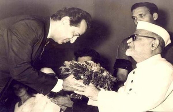 Pran at the Premiere of Upkar WITH President Dr Zakir Hussain