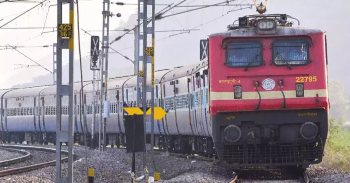 Punjab: कोहरे ने पंजाब में रेलवे और हवाई यातायात को प्रभावित किया, जानें कौन सी फ्लाइट और ट्रेन देर से चल रही हैं