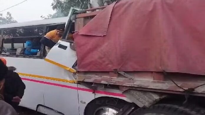 Police Bus accident: घने कोहरे नी ५ लोगो की जान