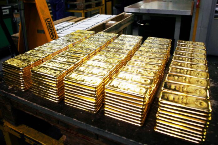Gold Rain: નોટોને બદલે સોનાનો વરસાદ