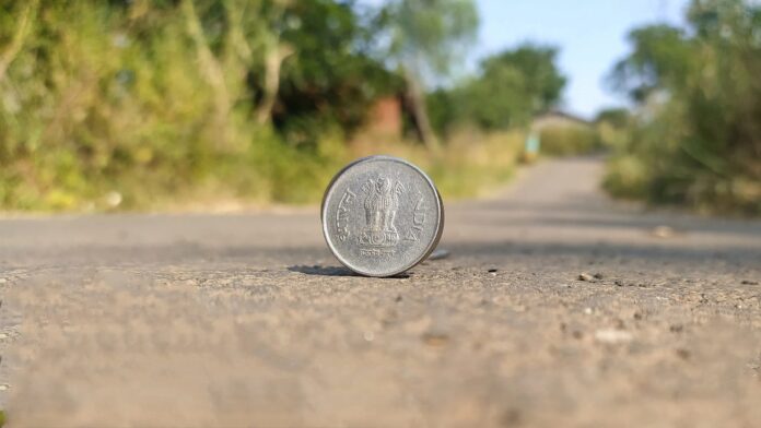 Money On Road: જો તમને રસ્તા પર પૈસા પડેલા મળે તો શું થાય..?