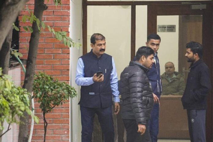 Crime Branch team: MLA की खरीद-फरोख्त मामला, आतिशी को नोटिस