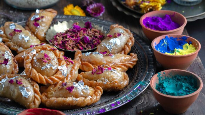 Holi Special Food: આ હોળી, મોઢામાં પાણી આવી જાય તેવી સ્વાદિષ્ટ મીઠાઈઓ બનાવો