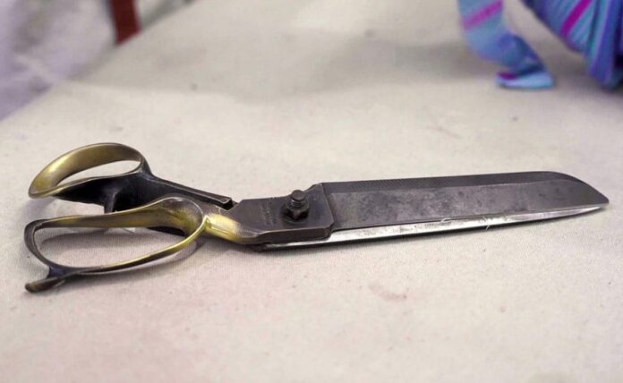 Scissors: શું તમે જાણો છો કે કાતર કેવી રીતે બને છે? કામદારોની મહેનત જોઈને દંગ રહી જશો