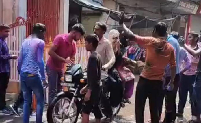 Color to Muslim family: મુસ્લિમ પરિવાર પર બળજબરીથી રંગ લગાવવાનો વીડિયો વાયરલ
