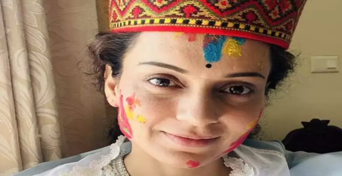 Kangana Ranaut: હોળી પર કંગનાએ શેર કર્યો ગુલાલ સાથેનો ફોટો, ટોપી જોઈને લોકોએ કહ્યું- ટિકિટ મળતાં જ ચૂંટણીનો રંગ લાગ્યો