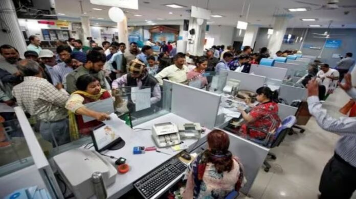 Bank Employees: બેંક કર્મચારીઓ માટે સારા સમાચાર..! પગારમાં 17 % નો વધારો, રજાઓમાં પણ ફેરફાર