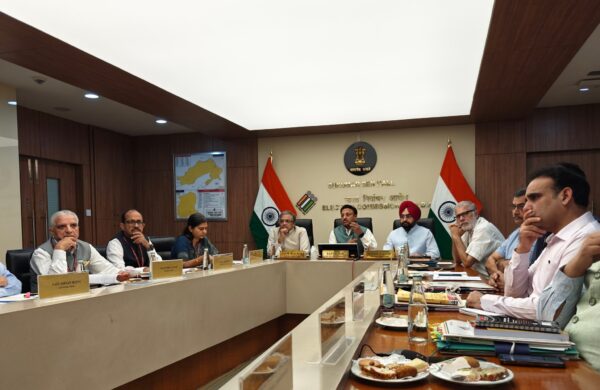 EC એ લોકસભા ચૂંટણીમાં ઓછા મતદાન અંગે ચિંતા વ્યક્ત કરી, હીટવેવ અંગે IMD સાથે બેઠક