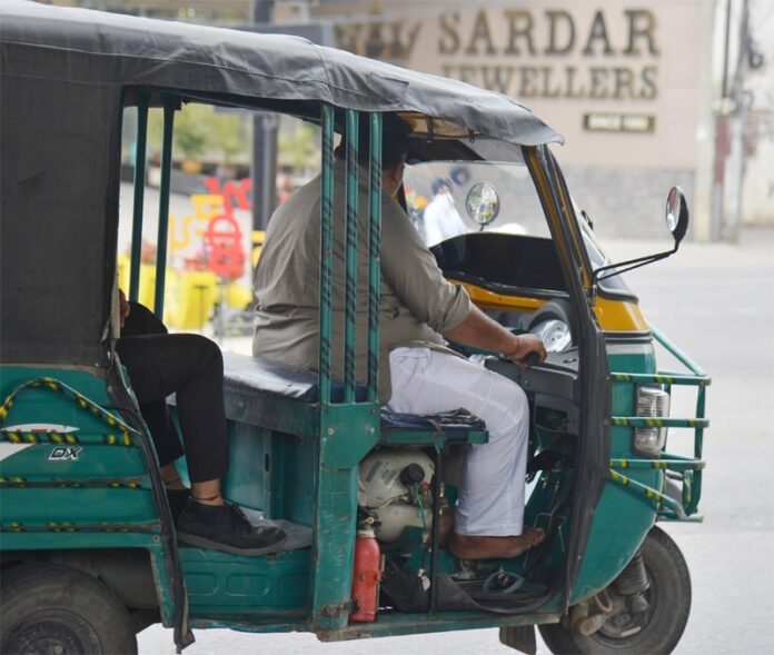 Auto and E-Rickshaw : प्रशासनिक आदेशों का उल्लंघन कर रहे ऑटो और ई-रिक्शा चालक