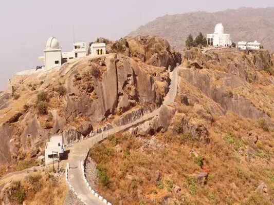 Achaleshwar Mahadev: અહીં છે દેશનું એકમાત્ર શિવ મંદિર, જ્યાં મહાદેવના અંગૂઠાની થાય છે પૂજા