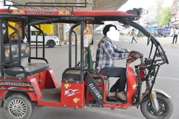 Auto and E-Rickshaw : प्रशासनिक आदेशों का उल्लंघन कर रहे ऑटो और ई-रिक्शा चालक