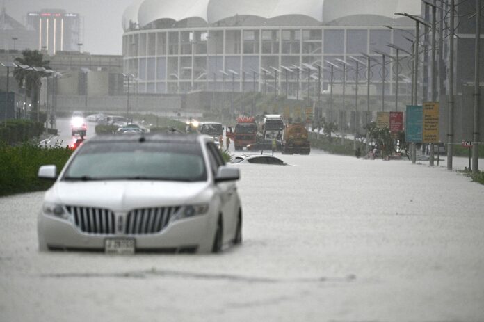 Dubai Heavy Rain: દુબઈમાં ભારે વરસાદથી જનજીવન ખોરવાયું, રનવે પર પાણી ભરાતા 28 ભારતીય ફ્લાઈટ્સ રદ