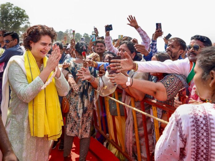 Priyanka Gandhi: પ્રિયંકા ગાંધીની 5 વર્ષ પછી ગુજરાતમાં એન્ટ્રી, વલસાડમાં જાહેરસભાને સંબોધશે, જાણો કાર્યક્રમ