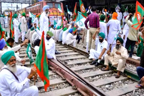 Rail Roko Andolan: अंबाला-लुधियाना रेलखंड बंद, पंजाब में शंभू स्टेशन पर विरोध जता रहे लोग 
