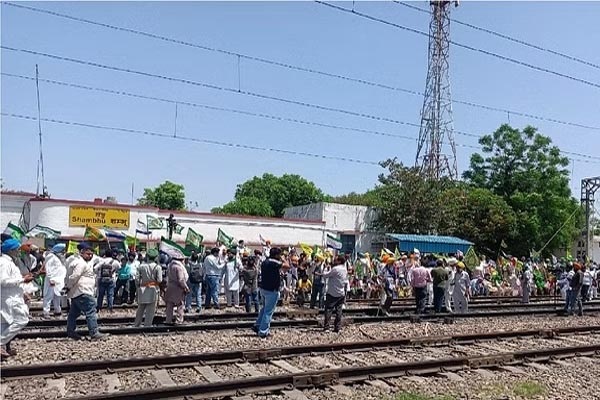 Rail Roko Andolan: अंबाला-लुधियाना रेलखंड बंद, पंजाब में शंभू स्टेशन पर विरोध जता रहे लोग 