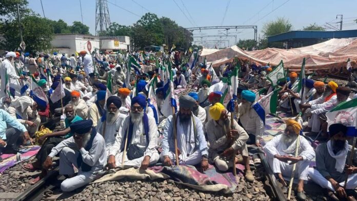 Rail Roko Andolan: अंबाला-लुधियाना रेलखंड बंद, पंजाब में शंभू स्टेशन पर विरोध जता रहे लोग