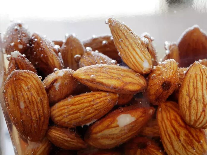 Soaked Almonds: માત્ર 5 પલાળેલી બદામના ફાયદાથી ચોંકી જશો, સ્કીનમાં નિખારથી લઈને કેન્સર સામે લડવાની આપશે તાકાત