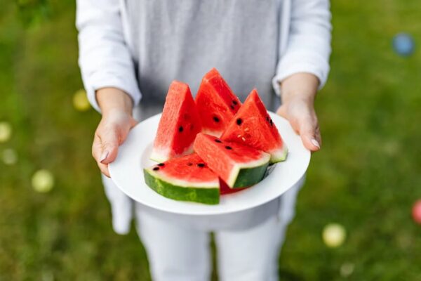 Watermelon Tips: લાલ અને મીઠા તરબૂચને કાપ્યા વિના ઓળખો, ખરીદતી વખતે આ ટ્રિક અપનાવો