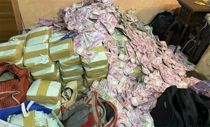 ED Raids: ઝારખંડમાં ટેન્ડર કૌભાંડમાં EDની મોટી કાર્યવાહી, મંત્રીના PA ના નોકરના ઘરેથી કરોડો મળ્યા