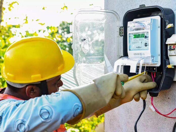 Smart Meter: સ્માર્ટ મીટરના વિરોધ વચ્ચે જાણો કઈ રીતે કામ કરે છે આ સિસ્ટમ, શું છે તેના વિશેનો ભ્રમ Smart Meter: સ્માર્ટ મીટરના વિરોધ વચ્ચે જાણો કઈ રીતે કામ કરે છે આ સિસ્ટમ, શું છે તેના વિશેનો ભ્રમ