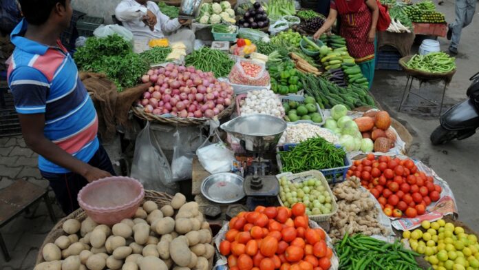 Vegetable Price: ગરમીની સાથે ડુંગળી, લીલા શાકભાજી તેમજ બટાકાના ભાવનો પારો પણ આસમાને