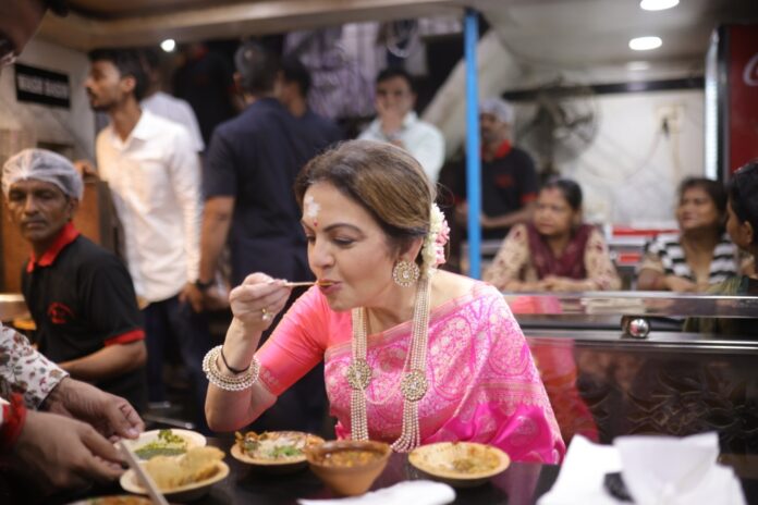 Nita Ambani: નીતા અંબાણીએ બનારસની ગલીઓમાં લીધી ચાટની મજા, રેસીપી પૂછી તો દુકાનદારે હાથ જોડી દીધા