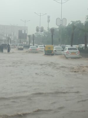 Ahmedabad Rain: અમદાવાદમાં પ્રથમ વરસાદમાં જ ભૂવા ધૂણ્યા