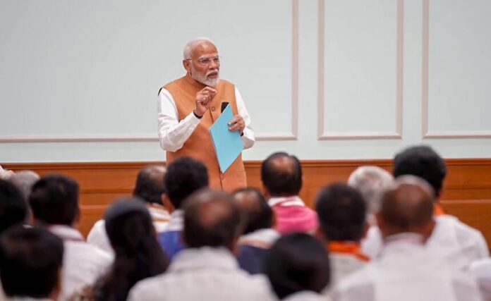 PM Modi: શપથ લેતા જ એક્શન મોડમાં મોદી, મહત્વપૂર્ણ ફાઇલ પર કરી સહી