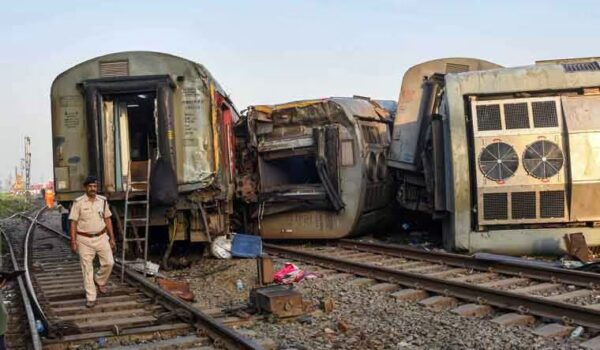 Punjab Train Accident: पंजाब में दो रेलगाड़ियों की भिड़ंत से दो लोकोपायलट हुए जख्मी, यहां देखें वीडियो
