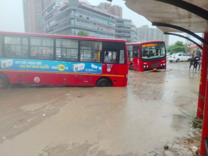 Ahmedabad Rain: અમદાવાદમાં પ્રથમ વરસાદમાં જ ભૂવા ધૂણ્યા