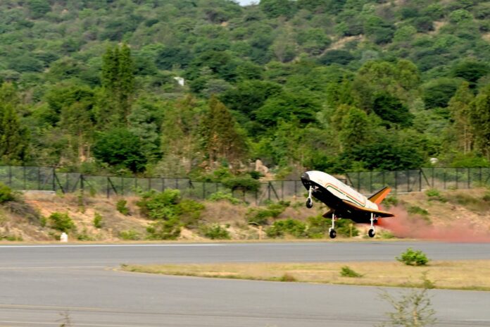 ISRO: અવકાશમાં ઈસરોની હેટ્રિક! ભારે પવન વચ્ચે 4.5 કિમીની ઊંચાઈથી પુષ્પક છોડાયું, રનવે પર ઓટોમેટિક લેન્ડિંગ