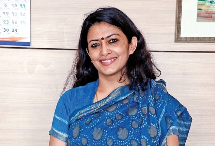 IAS Arti Kanwar : IAS અધિકારી આરતી કંવરને ગુજરાત સ્ટેટ ટેક્સના ચીફ કમિશનરનો વધારાનો હવાલો