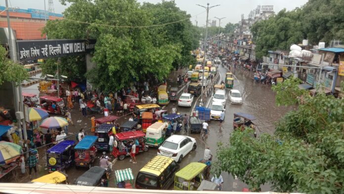 Traffic Advisory: भारी बारिश से दिल्ली का बेहाल, ट्रैफिक एडवाइजरी जारी; जाने नए रूट