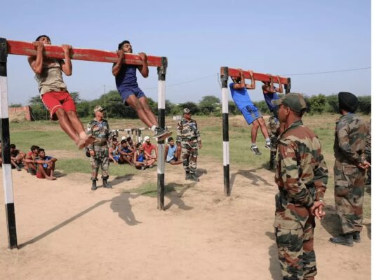 Army Recruitment: भारतीय सेना में शामिल होने वाले युवाओं के फिजिकल टेस्ट से पहले दस्तावेजों की जांच