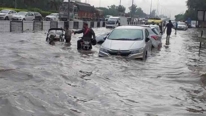 Rain in Haryana: किसान फायदेमंद बारिश से खुश, तो शहरों के लोग जलभराव से परेशान