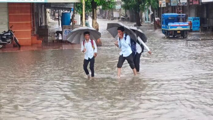 Rain in Rajkot: અત્ર-તત્ર-સર્વત્ર પાણી જ પાણી; મેઘરાજાની ધડબડાટી, જેતપુરમાં સૌથી વધુ વરસાદ