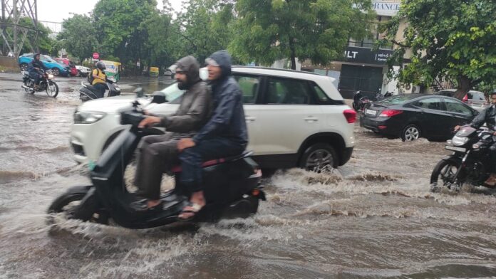 Ahmedabad Rain: અમદાવાદમાં અત્ર-તત્ર-સર્વત્ર પાણી જ પાણી, અનેક વિસ્તાર જળમગ્ન