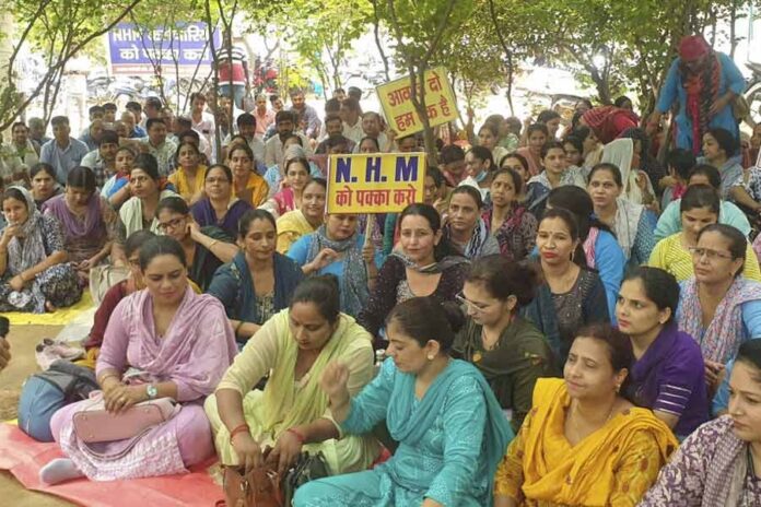 Haryana NHM: हरियाणा एनएचएम की हड़ताल दूसरे दिन भी जारी, अपनी की मांग पर अड़े कर्मचारी