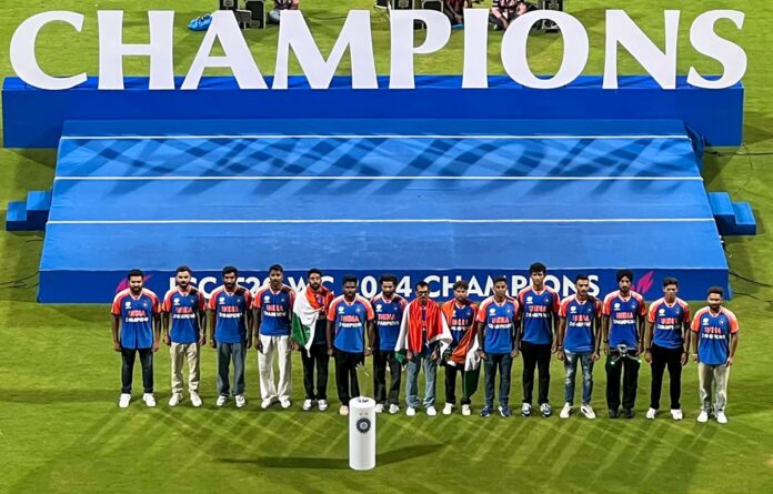 Wankhede Stadium: વાનખેડે સ્ટેડિયમમાં રાષ્ટ્રગીત સમયે અદ્દભૂત નજરો, ઈન્દ્રદેવની કૃપાથી વિરાટ કોહલી અને રોહિત શર્મા દંગ