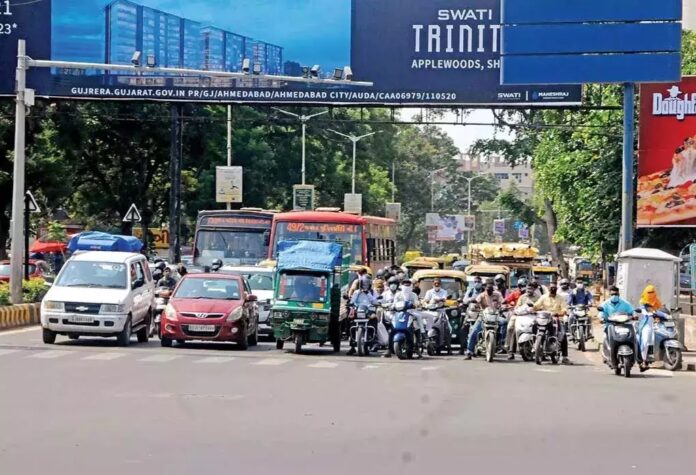 Traffic Signal: સિગ્નલની માયાજાળ..! 2 કિમીમાં 18 ટ્રાફિક સિગ્નલ, ફક્ત 5 મિનિટના કામમાં થઇ જાય છે 25 મિનિટ