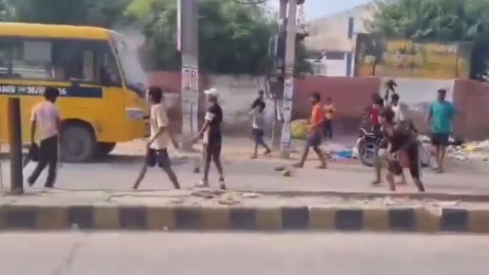 Haryana: फतेहाबाद में कांवड़ियों ने एक स्कूल बस तोड़ दी, वीडियो सोशल मीडिया पर वायरल