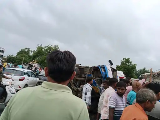 Terrible Accident: વડોદરા હાઇવે પર ભયંકર અકસ્માત, બે ટ્રક પલટી ખાતા 5 વાહનો કચડાયાં